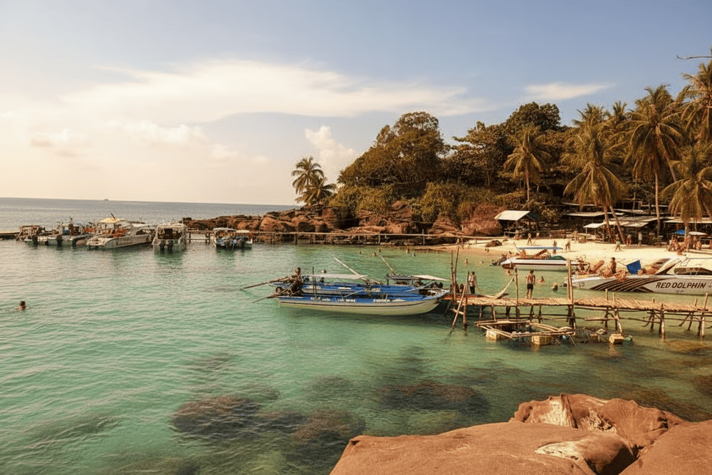 Fingernail Island is a famous beach paradise with fine white sand, clear water and colorful coral ecosystem